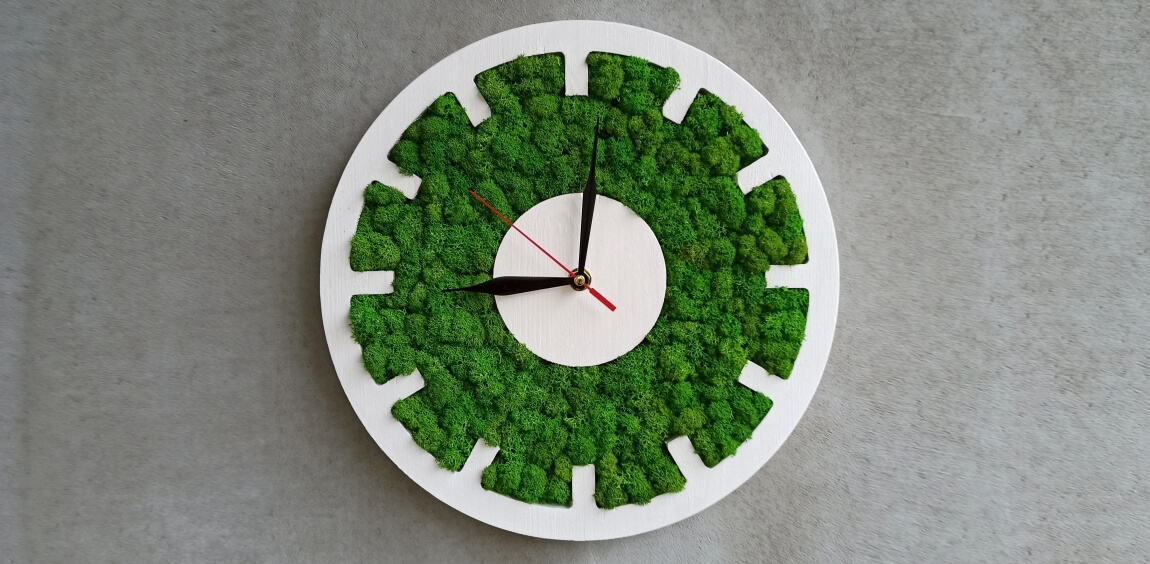 белые часы с зеленым мхом фото